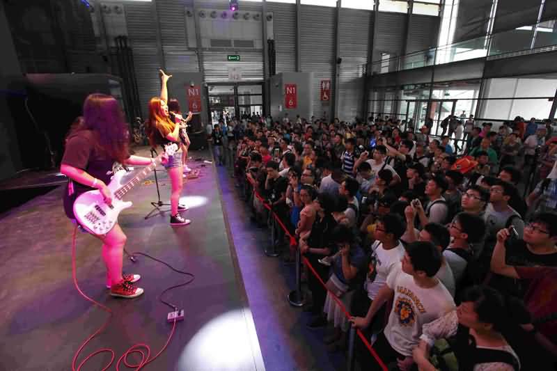暴雪CJ展台首日亮点盘点 留英女玩家万里赶赴